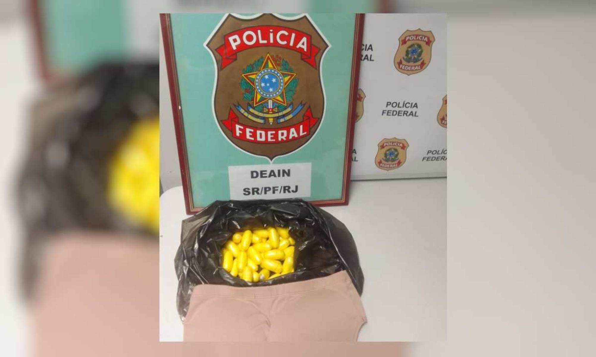 Drogas apreendidas na cueca de um passageiro no Aeroporto do Galeão, no RJ -  (crédito: Divulgação/Polícia Federal)