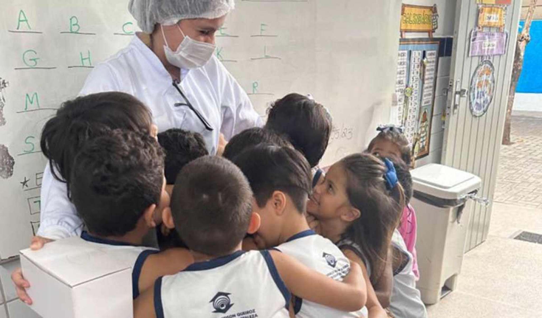 Instrução de higiene oral para os alunos do 4º ano da Escola Yolanda Queiroz