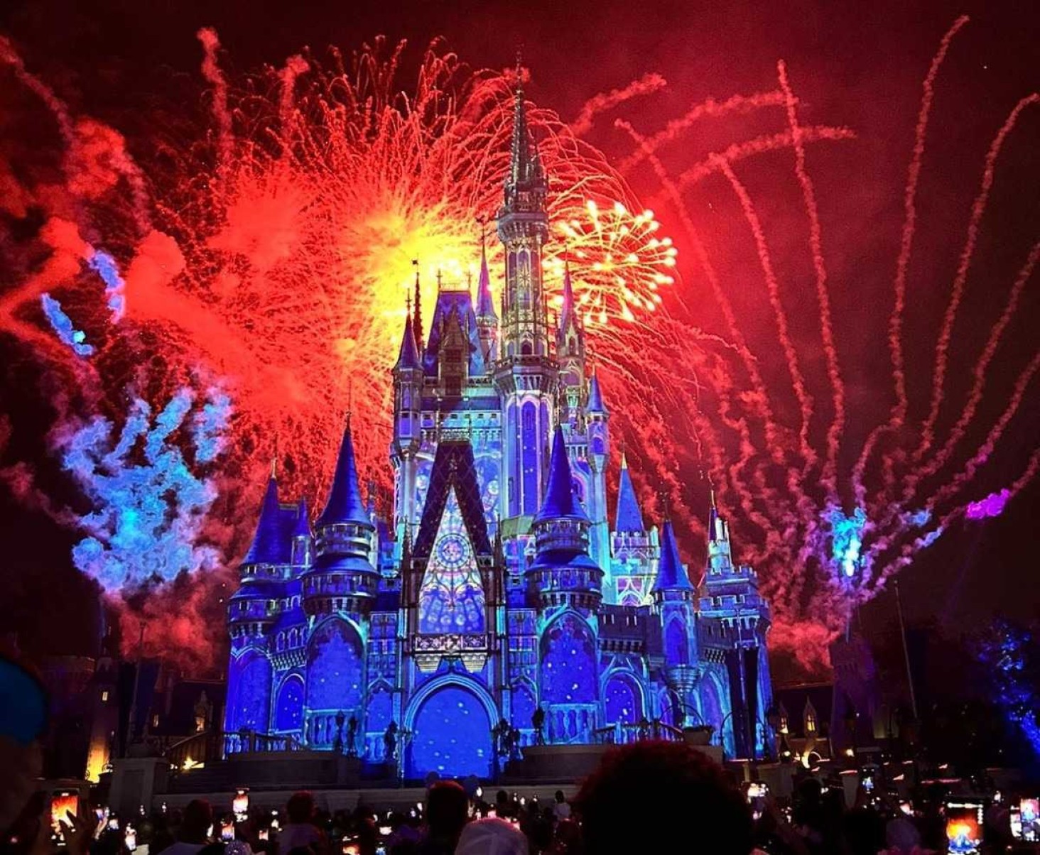 Com 18 min de duração, o espetáculo de fogos e luzes Happily Ever After" encerra o passeio no Magic Kingdom Park 