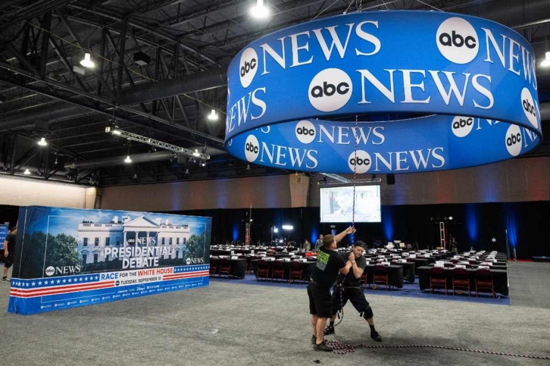 Trabalhadores concluem preparativos para o Debate Presidencial da ABC News entre Kamala Harris e Donald Trump, na Filadélfia, Pensilvânia, nesta terça (9/9)