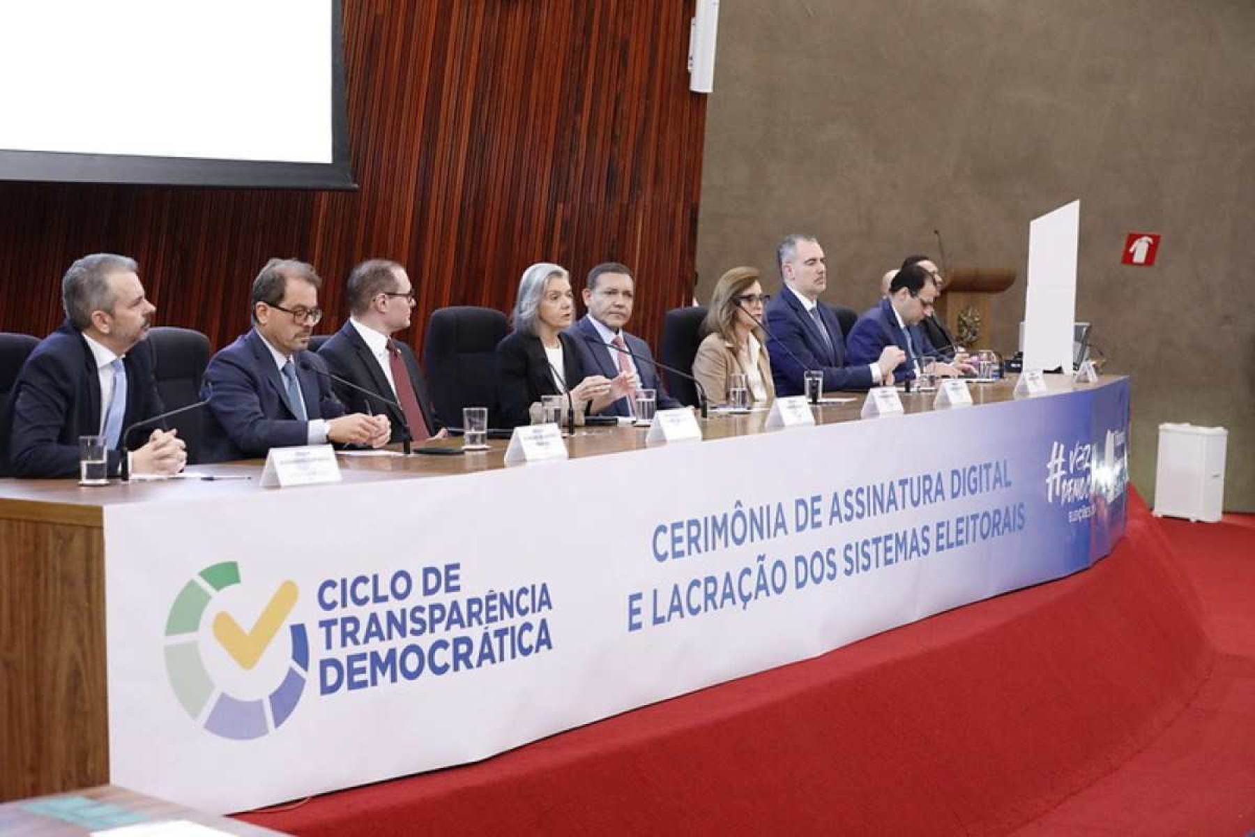 Sistema das urnas eletrônicas usadas nas eleições deste ano não será mais alterado  -  (crédito: Alejandro Zambrana/Secom/TSE)