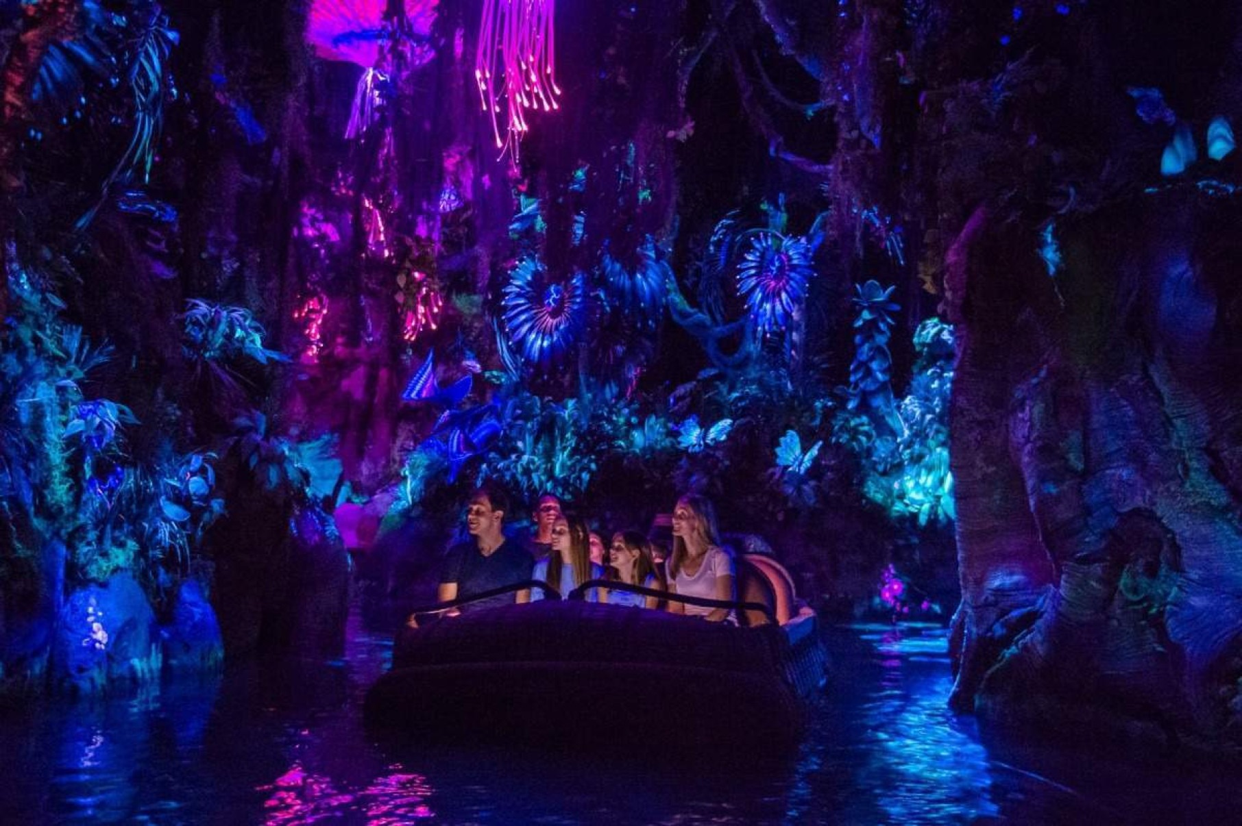 "Na'vi River Journey é uma um passeio de barco pelos rios de Pandora, no Universo Avatar  