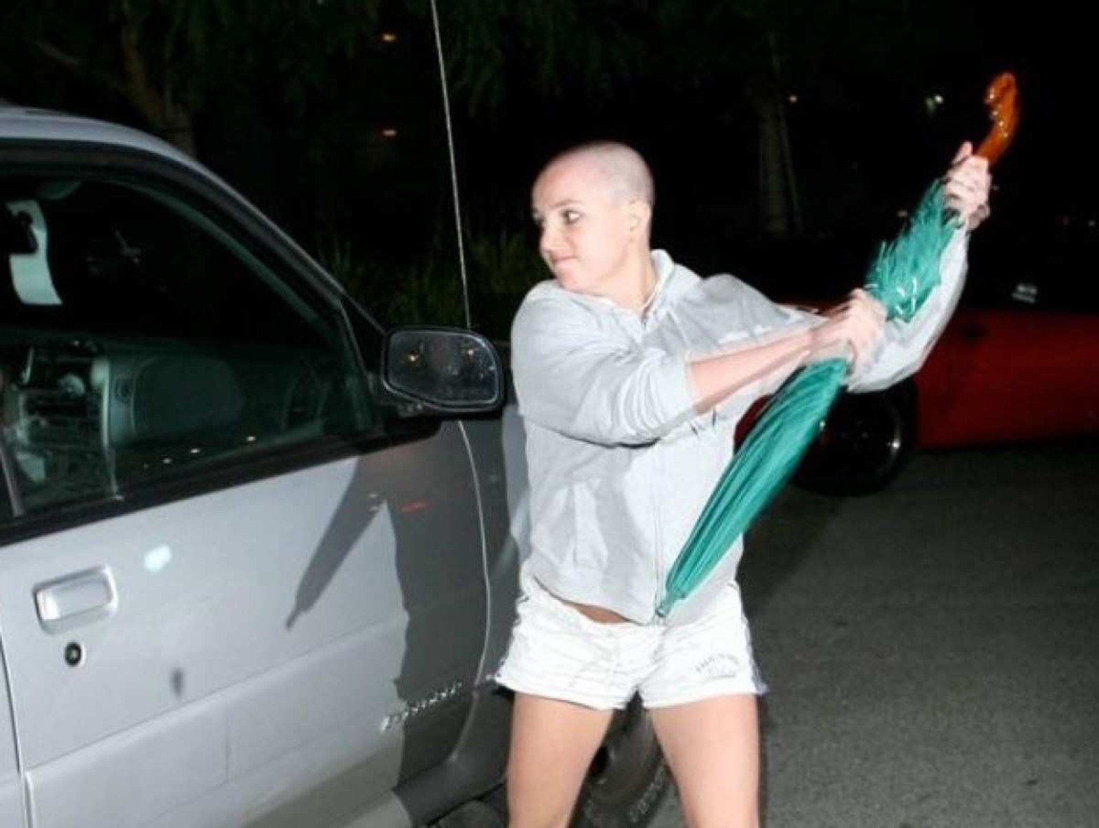 Britney Spears ataca carro onde estão paparazzi com guarda-chuva verde