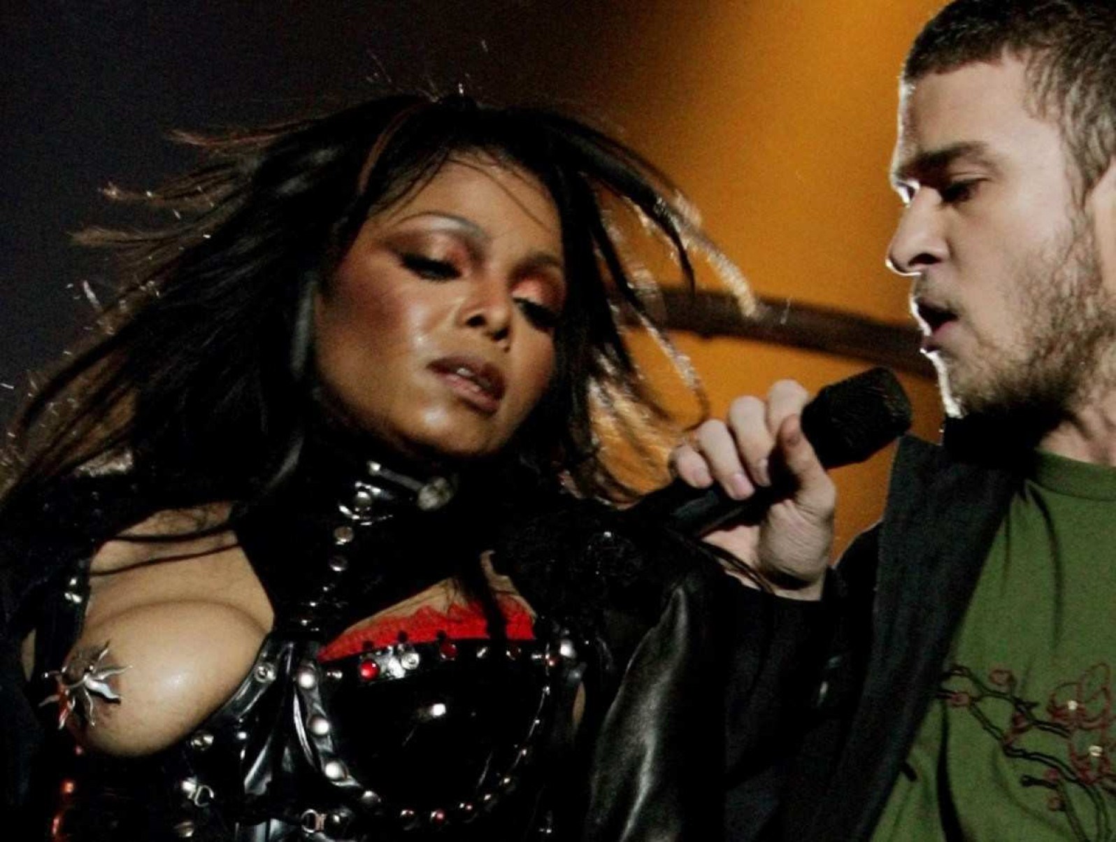 Janet Jackson com o seio a mostra durante dueto com Justin Timberlake