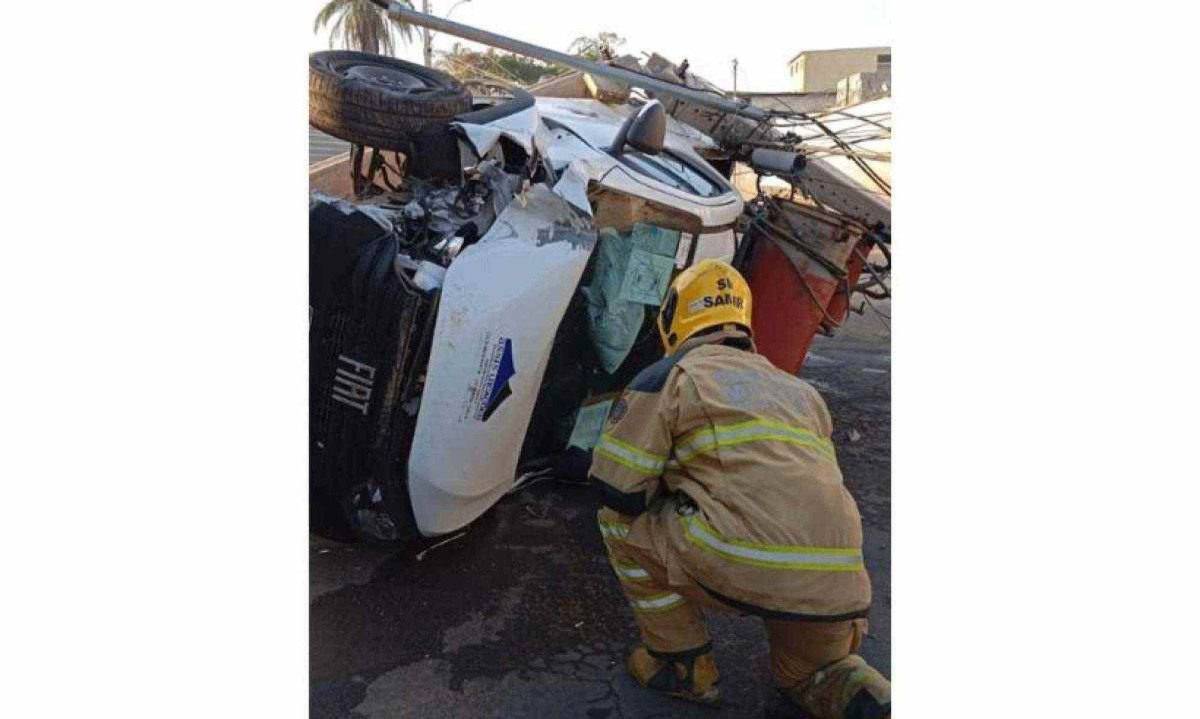 Carro derruba poste em Conselheiro Lafaiete na manhã desta quarta (11/9) -  (crédito: Corpo de Bombeiros)