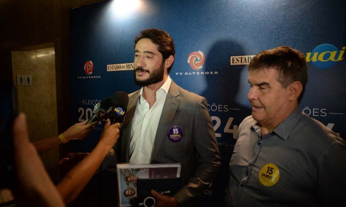 Candidato Gabriel Azevedo e o vice Paulo Brant foram ao debate realizado pela TV Alterosa, Portal UAI e Estado de Minas -  (crédito: Túlio Santos/EM/D.A Press)