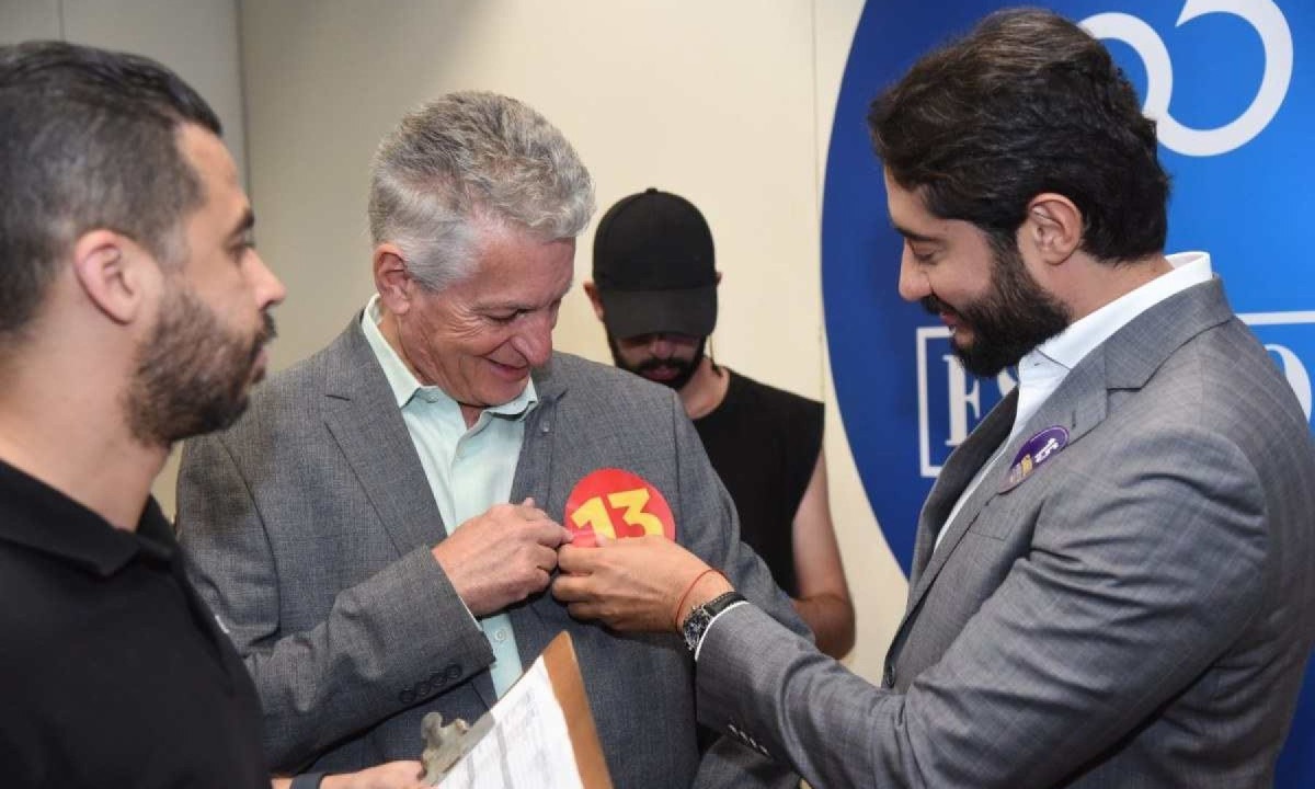 Confira os bastidores do debate da Tv Alterosa. Na foto, Rogério Correia (PT) e Gabriel Azevedo (MDB) -  (crédito: Gladyston Rodrigues/EM/D.A. Press. )