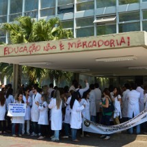 Procuram-se profissionais para residências médicas no Brasil - DINO