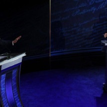 Pessoas assistem a debate em bar na cidade de Nova York -  (crédito: Reuters)