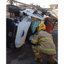 Motorista perde o controle, bate em poste, capota e deixa região sem luz - Corpo de Bombeiros