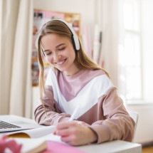 Músicas em inglês podem ajudar na memorização de palavras e na fluência do idioma (Imagem: Ground Picture | Shutterstock) -  (crédito: EdiCase)