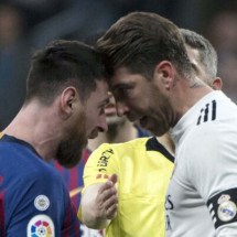  Barcelona's Argentinian forward Lionel Messi (L) argues with Real Madrid's Spanish defender Sergio Ramos during the Spanish league football match between Real Madrid CF and FC Barcelona at the Santiago Bernabeu stadium in Madrid on March 2, 2019. (Photo by CURTO DE LA TORRE / AFP)        (Photo credit should read CURTO DE LA TORRE/AFP via Getty Images)
       -  (crédito:  AFP via Getty Images)