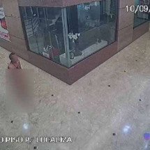 BH: homem caminha pelado por shopping depois de arrombar loja; veja vídeo - Redes Sociais / Reprodução