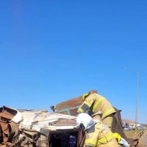 Motorista de carreta morreu em batida envolvendo outro veículo de carga na BR-040, em Sete Lagoas, Região Central de Minas Gerais -  (crédito: CBMMG / Divulgação)