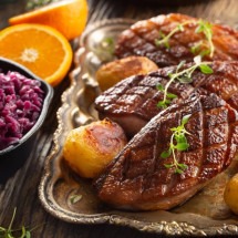 Peito de pato grelhado com batatas assadas e repolho roxo (Imagem: Marian Weyo | Shutterstock) - (crédito: EdiCase) Peito de pato grelhado com batatas assadas e repolho roxo (Imagem: Marian Weyo | Shutterstock) - (crédito: EdiCase)