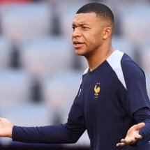  TOPSHOT - France's forward #10 Kylian Mbappe reacts during a MD-1 training session at the Munich Football Arena in Munich, southern Germany, on July 8, 2024, on the eve of their he UEFA Euro 2024 semi-final football match against Spain. (Photo by FRANCK FIFE / AFP) / ALTERNATIVE CROP (Photo by FRANCK FIFE/AFP via Getty Images)
     -  (crédito:  AFP via Getty Images)