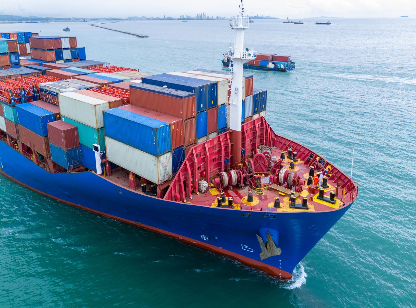  Side view Cargo container ship carrying container and running in the ocean near international container port customs shipyard sea port concept smart logistic service. transportation logistics trading...
     -  (crédito: DINO)