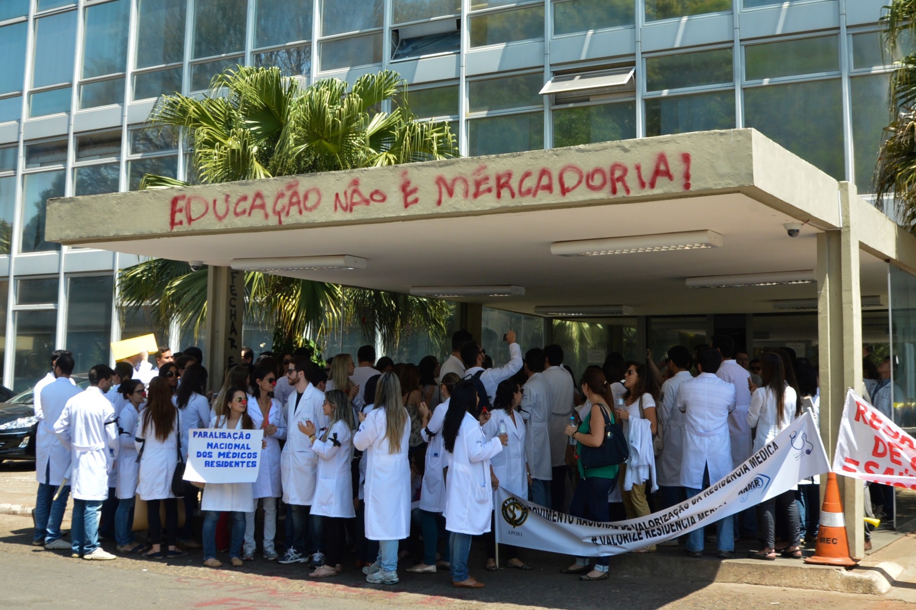 Procuram-se profissionais para residências médicas no Brasil -  (crédito: DINO)