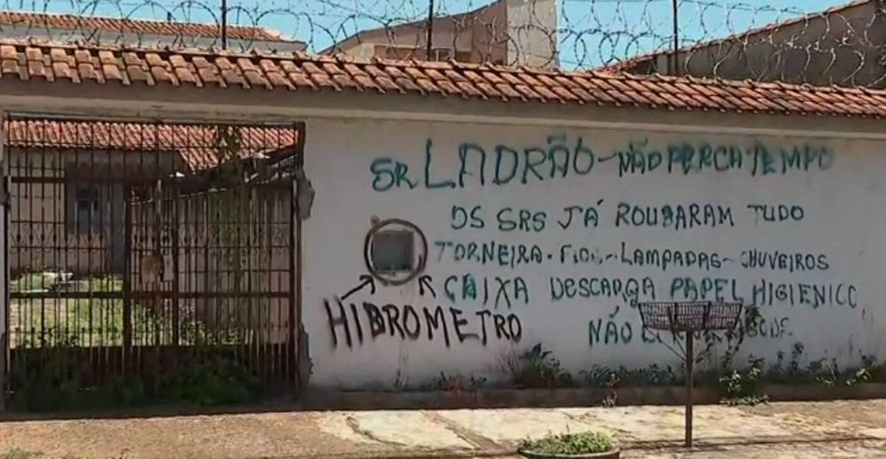 Um aviso colocado no muro de uma casa em Ribeirão Preto (SP) foi um dos exemplos do bom humor do brasileiro até mesmo em situações complicadas. A família escreveu para os ladrões que nem adiantaria invadir a residência, pois outros já haviam feito a limpa...  “Não perca tempo, os senhores já roubaram tudo