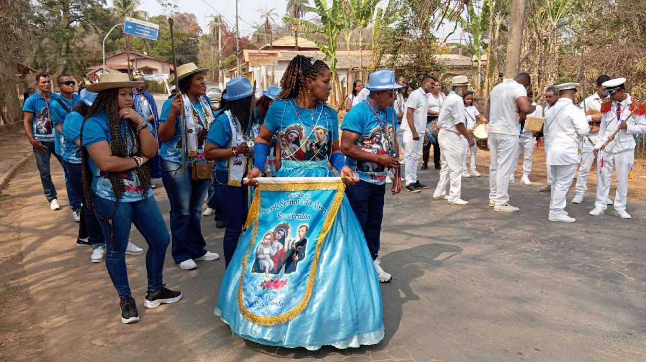 Vindos da vizinhança, representantes das guardas do Fidalgo e Mocambeiro se encontram no caminho