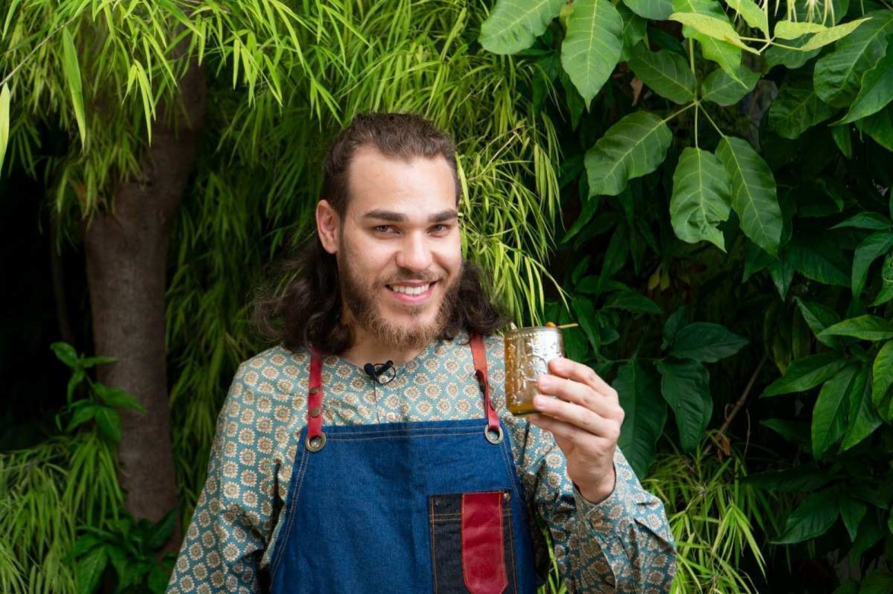 Bartender mineiro vence competição nacional com coquetel de cachaça