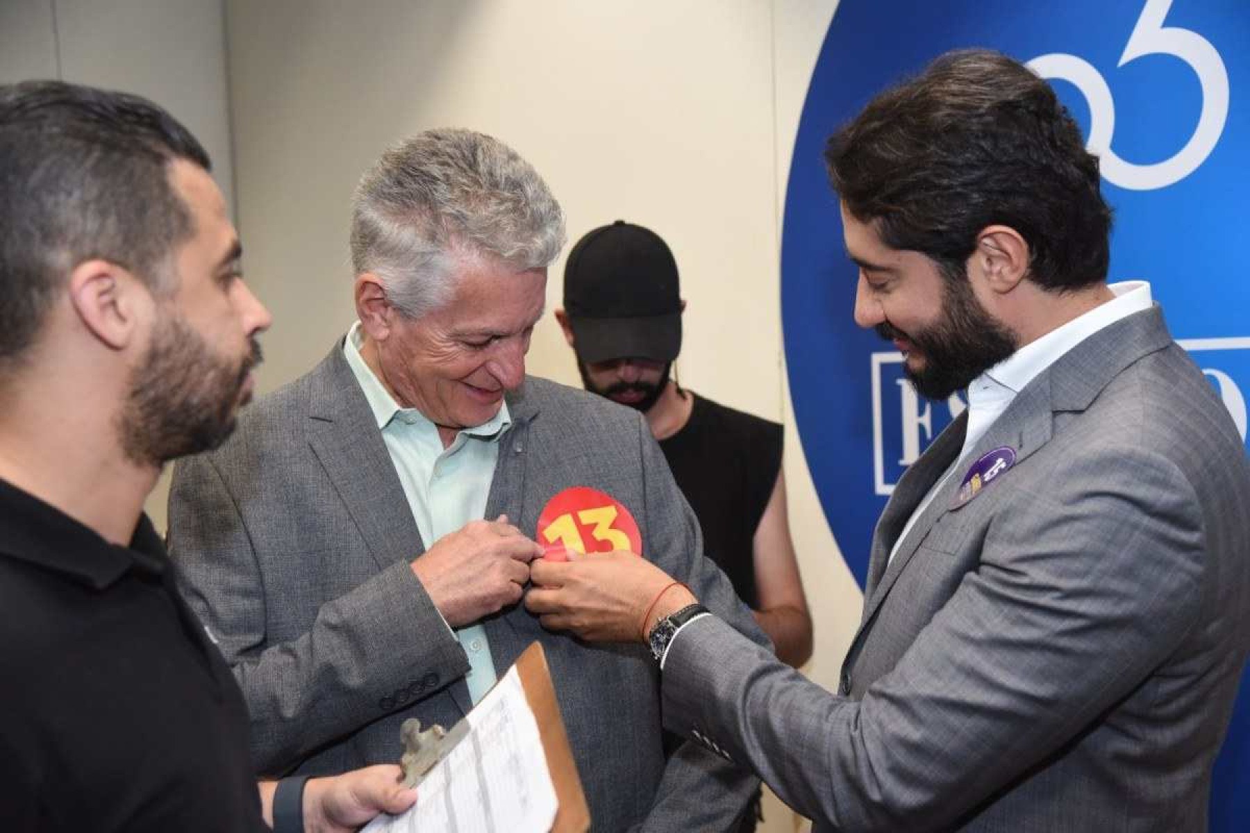 Confira os bastidores do debate da Tv Alterosa. Na foto, Rogério Correia (PT) e Gabriel Azevedo (MDB) -  (crédito: Gladyston Rodrigues/EM/D.A. Press. )