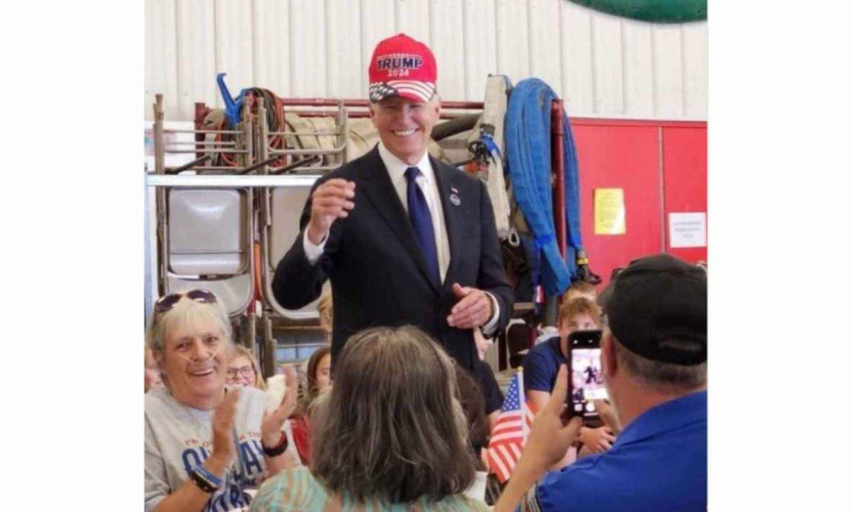 Biden foi fotografado com boné de Trump -  (crédito: Reprodução / Instagram)