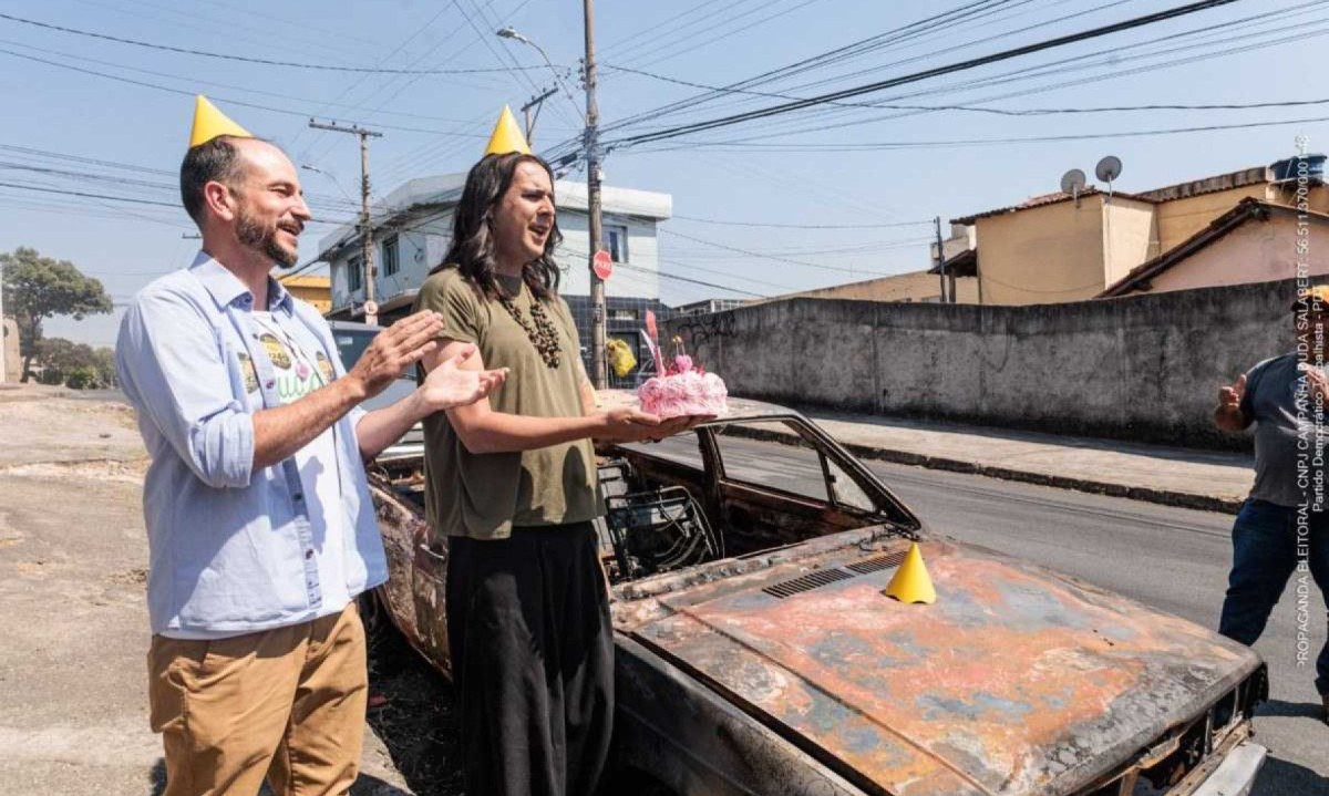 Duda Salabert levou um bolo de "aniversário" para o carro abandonado no bairro Glória -  (crédito: Cadu Passos/Divulgação)