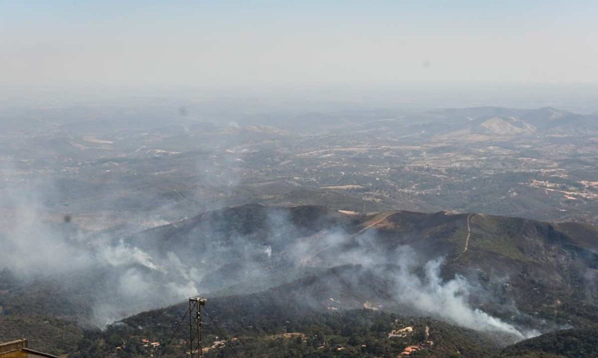 Incêndio de grandes proporções atinge Serra da Piedade em Caeté, na Grande BH -  (crédito: Leandro Couri/E.M./D.A. Press)