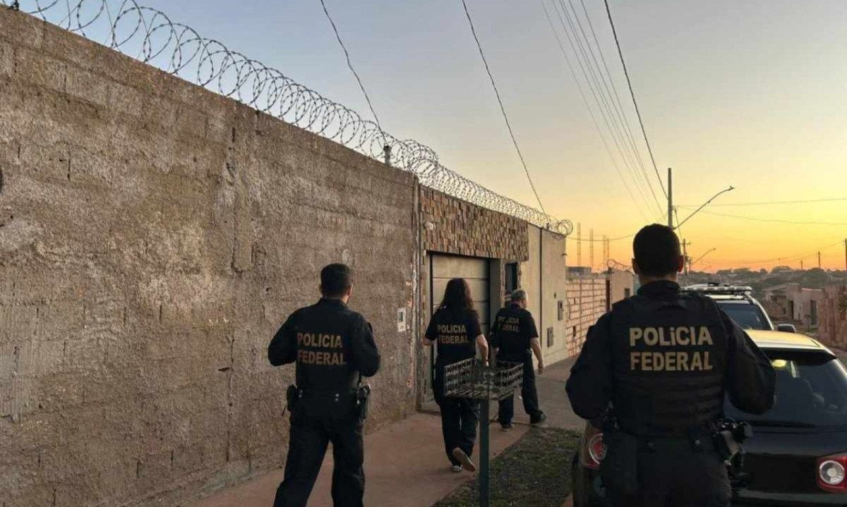 180 agentes da Polícia Federal estão nas ruas de Uberaba e Araxá cumprindo 56 mandados -  (crédito: PF/Divulgação)