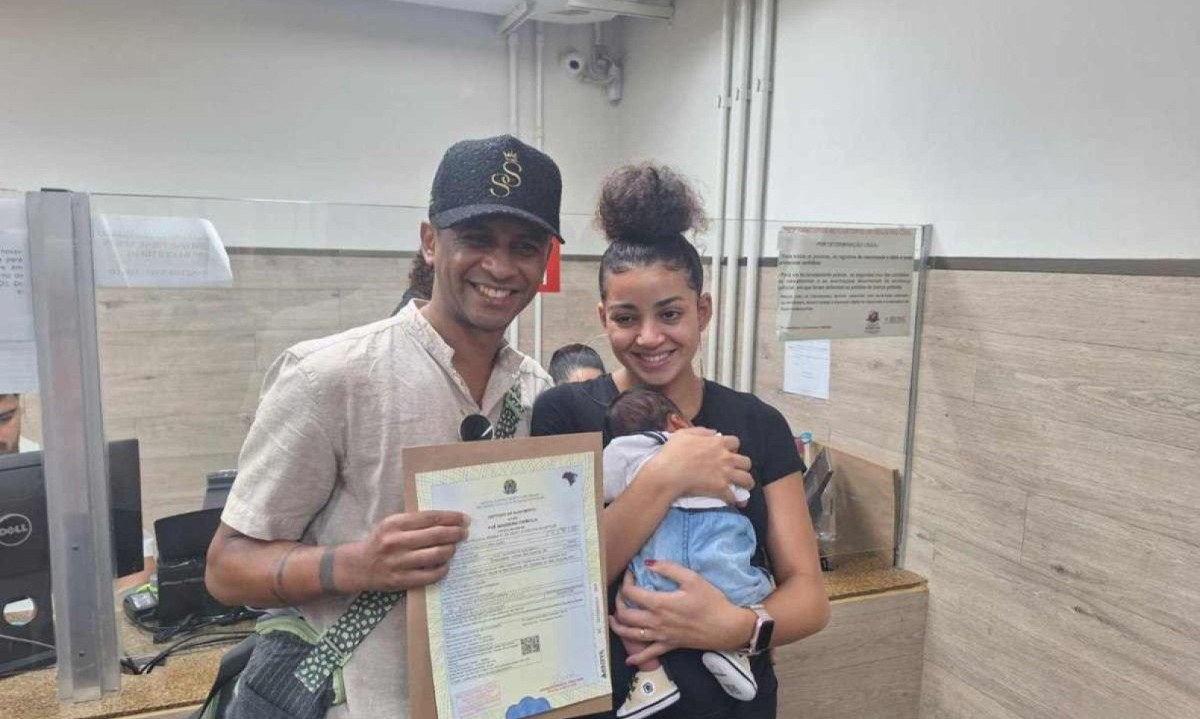 Com sorriso no rosto, família exibe a certidão de nascimento do primeiro filho em homenagem ao primeiro faraó negro do Egito -  (crédito: Arquivo Pessoal )