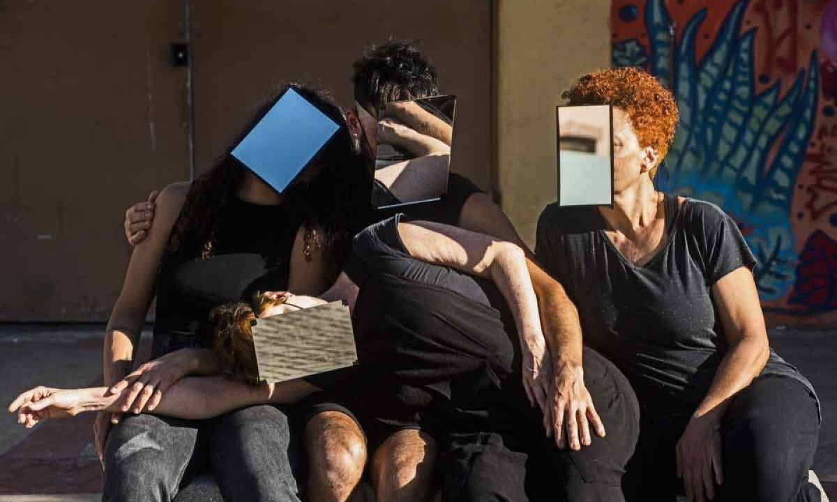 Com imagens refletidas em espelhos, bailarinos usam a experimenta&ccedil;&atilde;o como elemento est&eacute;tico nas performances realizadas em espa&ccedil;os p&uacute;blicos -  (crédito: Ilana Lansky/divulga&ccedil;&atilde;o)