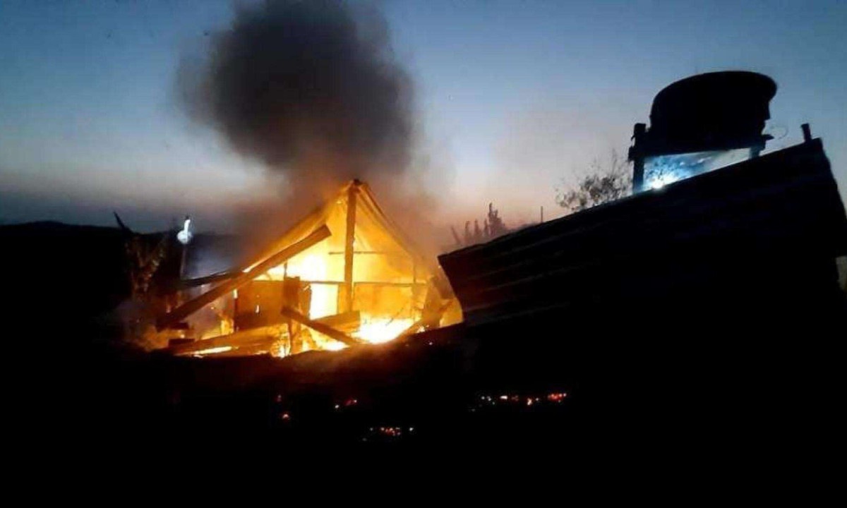 Família cria vaquinha para idosa, de 77 anos, que perdeu casa atingida por incêndio em Juiz de Fora -  (crédito: CBMMG)
