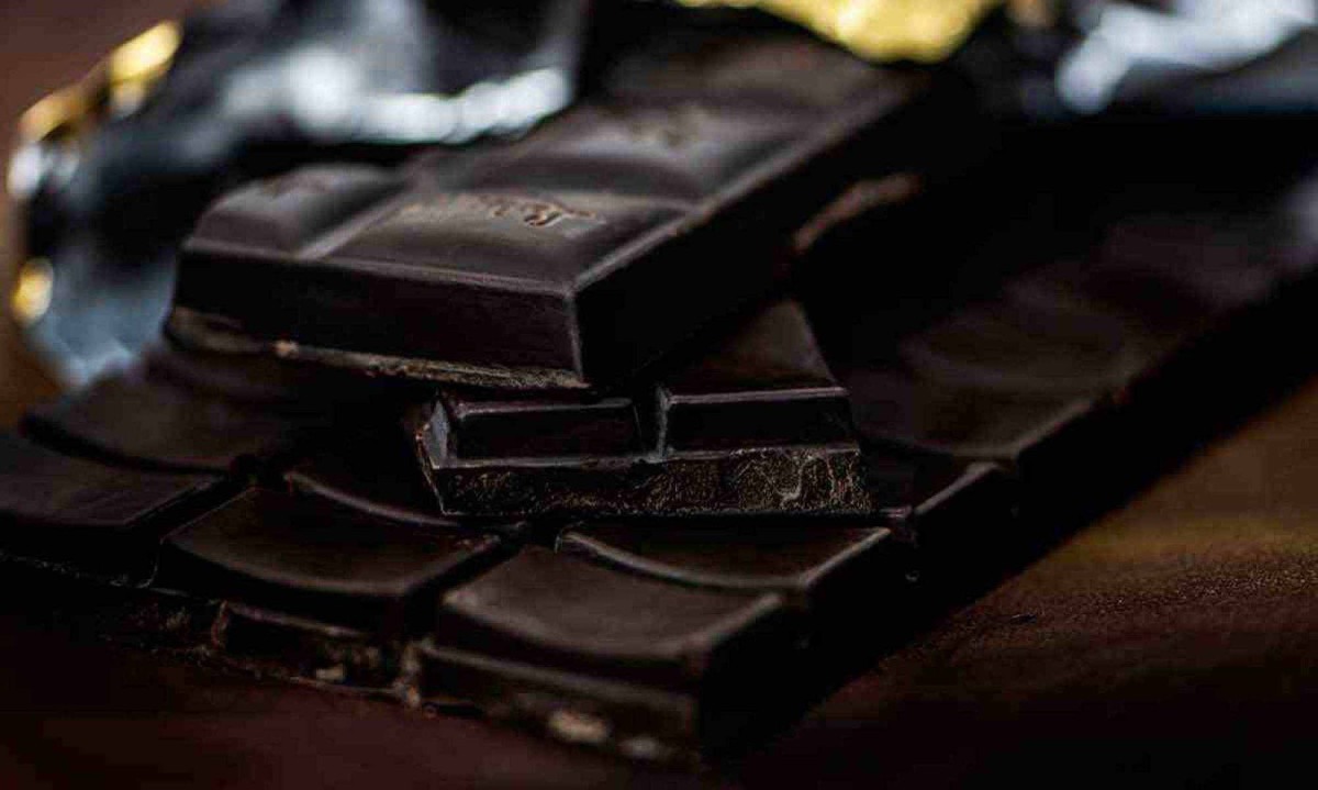 Estudo italiano indica que comer três  quadradinhos de chocolate amargo, de uma barra padrão, pode melhorar o funcionamento dos vasos sanguíneos dos olhos
 -  (crédito: PIXABAY/REPRODUÇÃO)