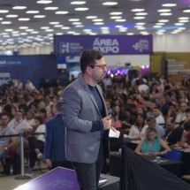 Jean Valério, CEO do Fórum Negócios, autografa na 27ª Bienal - DINO