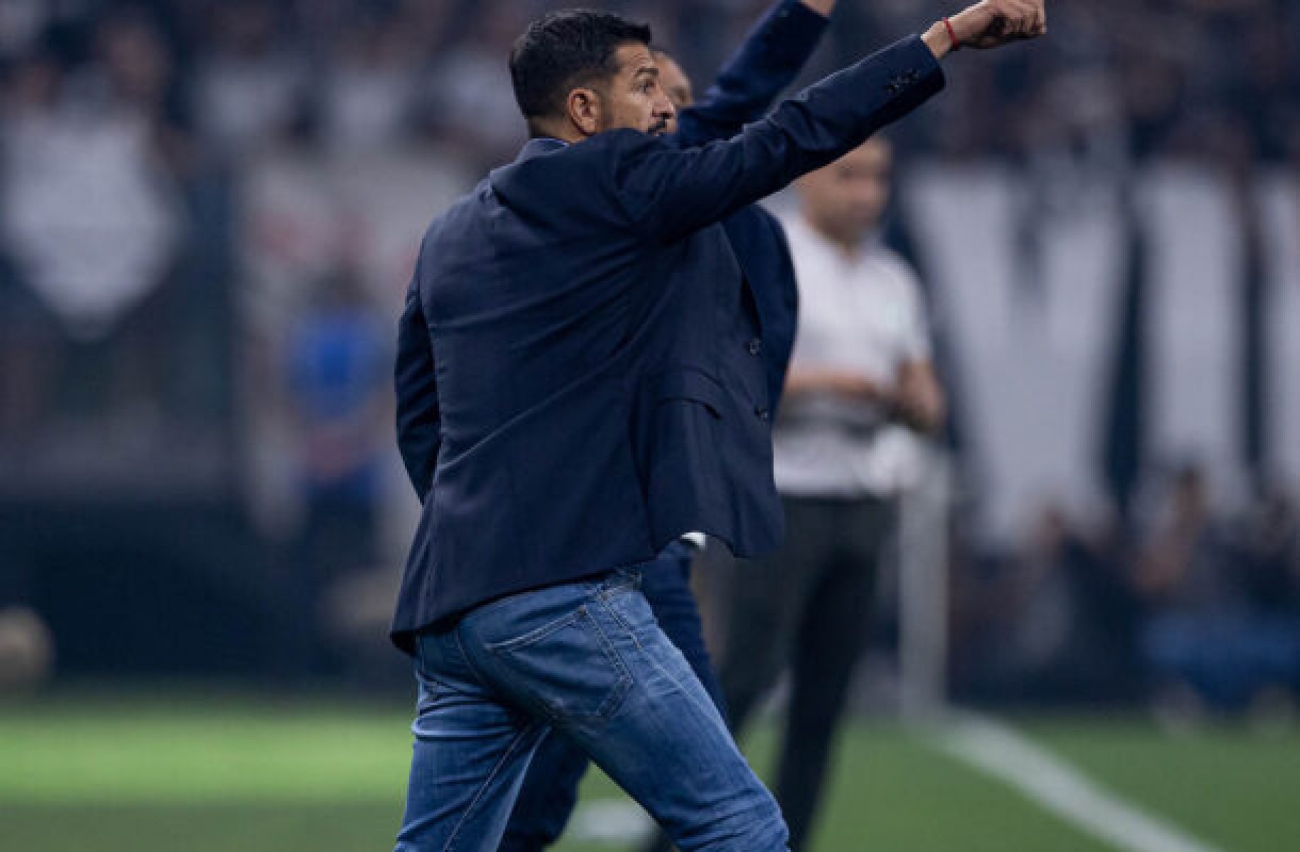 Emiliano exalta torcida do Corinthians após classificação: ‘Não param de cantar, é uma loucura’