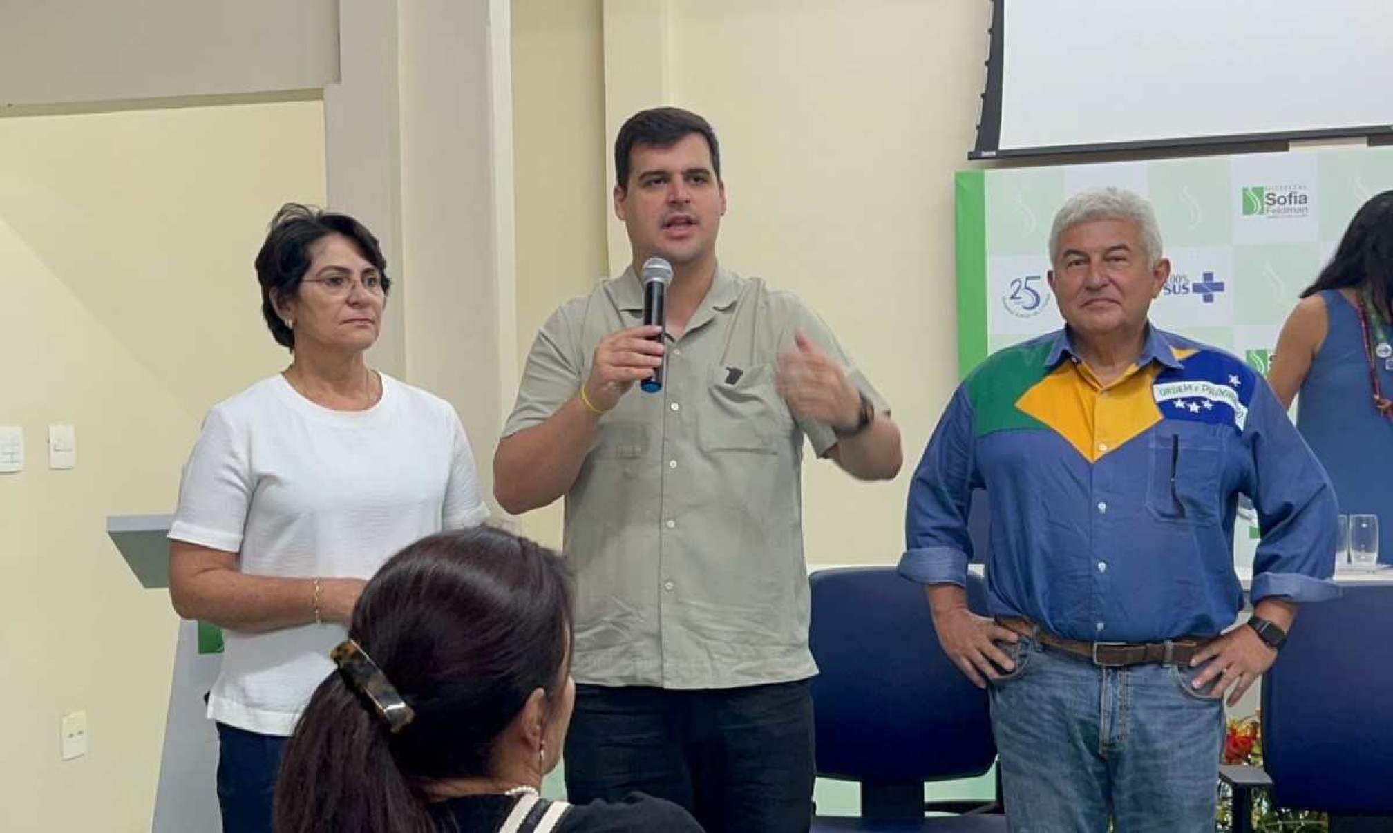 O candidato à PBH pelo PL, Bruno Engler, esteve acompanhado de sua vice, Coronel Cláudia, e o senador Astronauta Marcos Pontes para falar sobre suas propostas -  (crédito: Fernanda Tubamoto/EM/D.A Press)