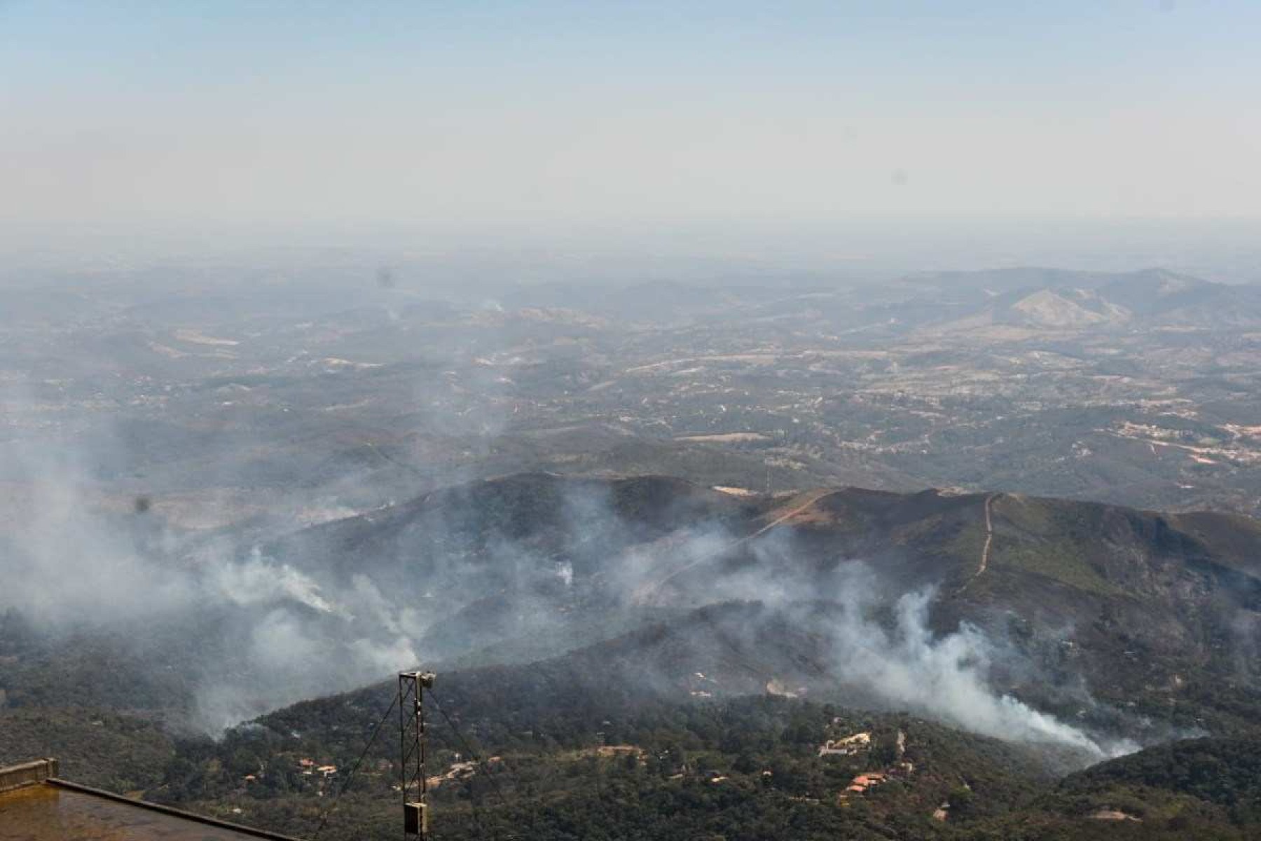 Incêndio de grandes proporções atinge Serra da Piedade