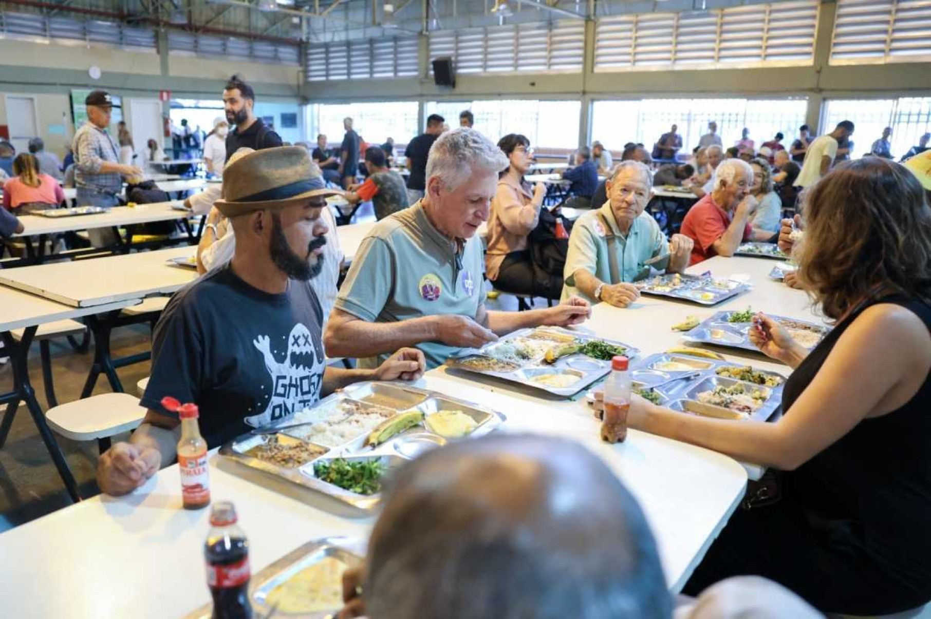 Rogério Correia almoça no primeiro restaurante popular da cidade, inaugurado pelo PT há 30 anos -  (crédito: Mariana Bastani/EM/D.A Press)