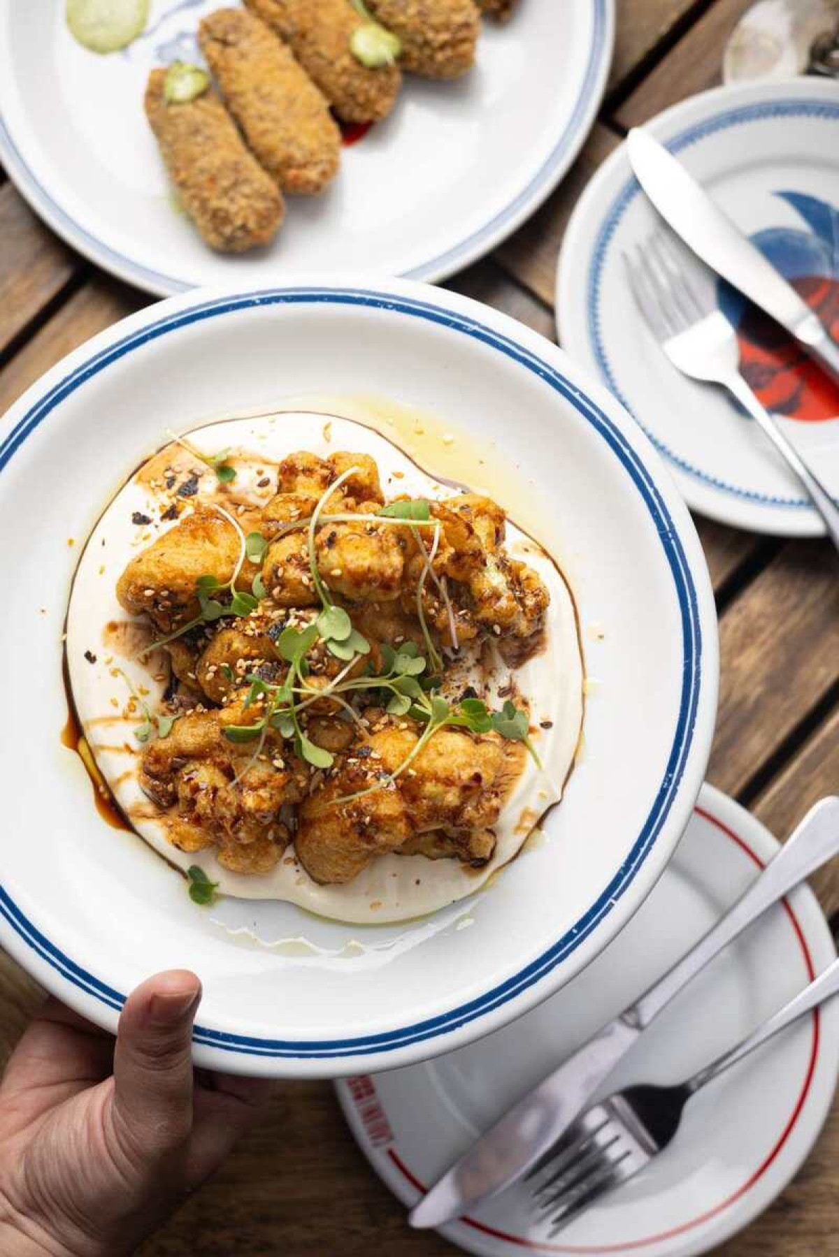 De inspiração oriental, a couve-flor do Cabernet Butiquim é empanada em massa de tempura e servida com teriaki e furikake