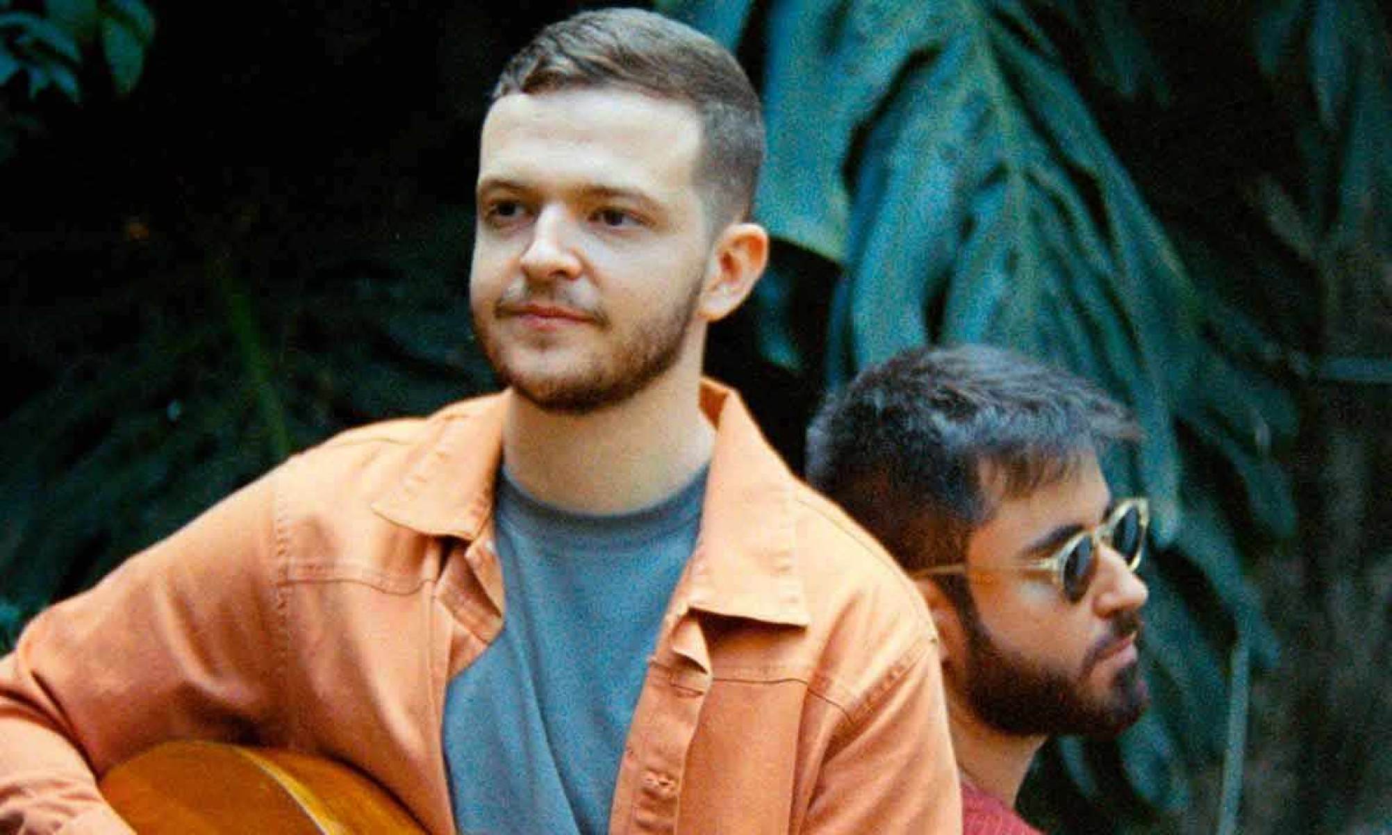 Rodrigo Leão e Caio Tavares, que formam o Duo Nó, participam de audição 
 hoje, na Casa Camô, antes de o álbum "Aproar" estrear nas plataformas -  (crédito: Lucca Mezzacappa/Divulgação)