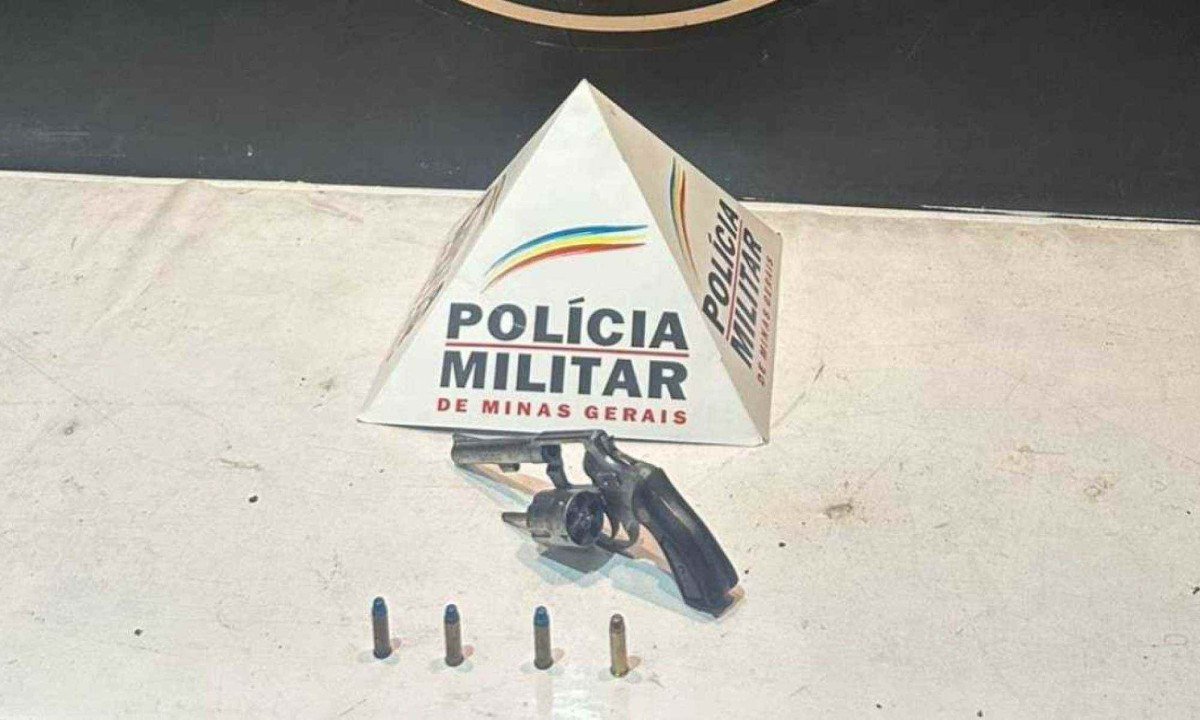 Polícia localizou e apreendeu arma usada pelo suspeito no assalto em um arbusto às margens da Lagoa da Pampulha -  (crédito: PMMG/Divulgação)