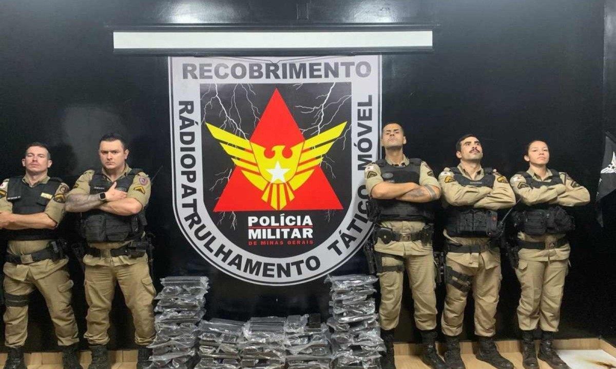 Ao menos 120 barras de maconha estavam escondidas dentro de malas na garagem dos suspeitos -  (crédito: PMMG/Divulgação)