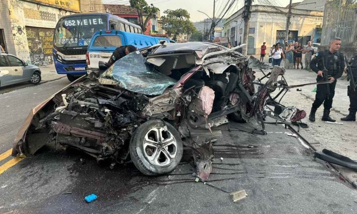 Carro roubado ficou destruído depois de perseguição dos assaltantes pela polícia, o que resultou em batida e capotamento -  (crédito: Reprodução/Redes sociais)