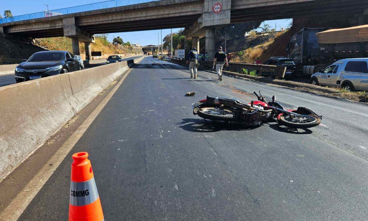 BR-365: Jovem morre esmagado em ultrapassagem entre dois caminhões -  (crédito: Rede de Noticias)