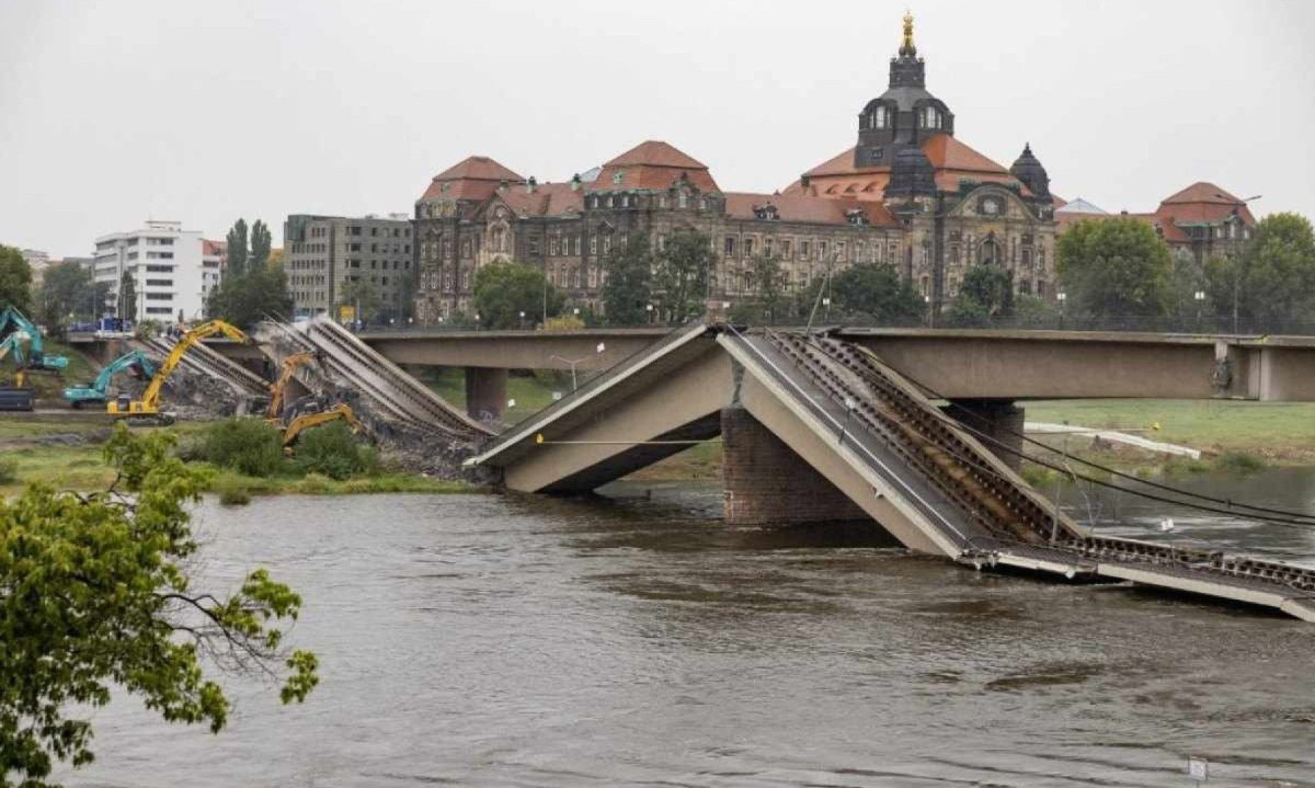  Trecho da ponte que desabou tem cerca de 100 metros e fica em ponto turístico importante de Dresden, na Alemanha -  (crédito: Odd ANDERSEN / AFP)