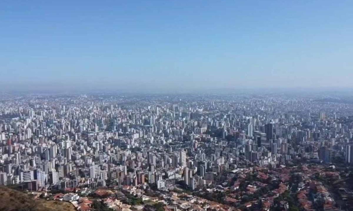 Céu belo-horizontino em tons azul anil   -  (crédito: Leandro Couri / EM. /D.A.Press)