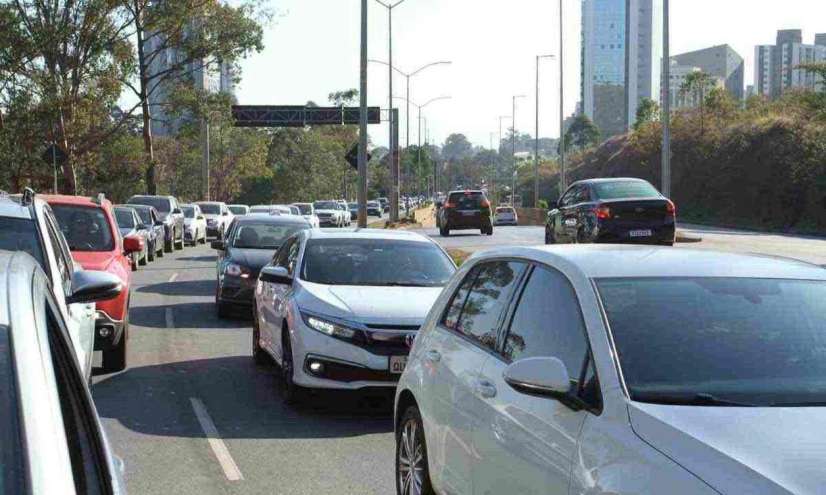 Movimento na MG-030, por onde transitam com frequência moradores de Nova Lima e de Belo Horizonte e que é palco de constantes congestionamentos

 -  (crédito: Edésio Ferreira/EM/D.A Press – 11/7/23)