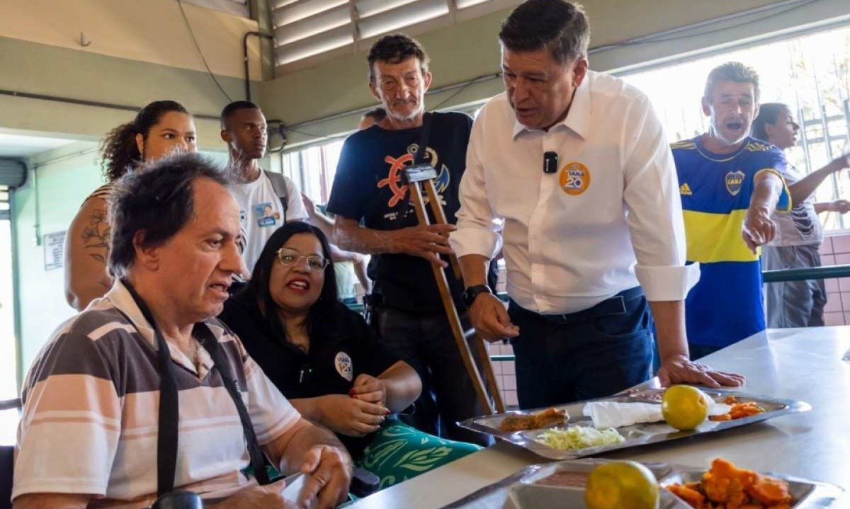 Candidato Carlos Viana visita Restaurante Popular no Centro de BH -  (crédito: Rafael Andrade/Campanha Carlos Viana)