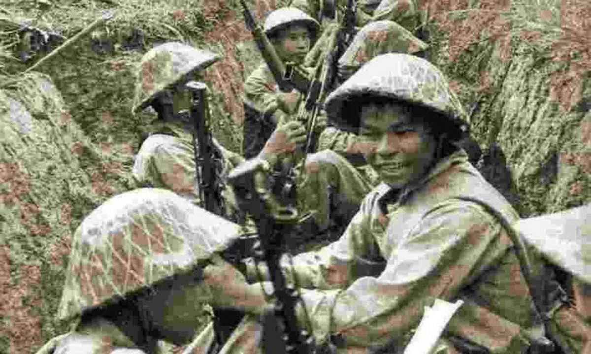 Esta foto tirada em 1954 mostra soldados vietnamitas descansando entre dois avanços em uma trincheira em Dien Bien Phu
 -  (crédito: Reprodução)